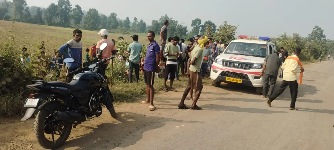 सड़क किनारे मिला अज्ञात व्यक्ति का शव, इलाके में मचा हड़कंप।