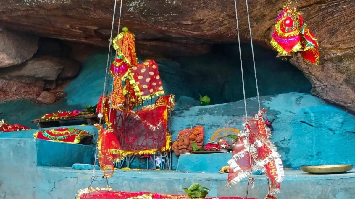 दो पहाड़ चढ़कर माता कोटमहिंन के दर्शन करने पहुंचते हैं श्रद्धालु, मन्नते पूरी होने की मान्यता