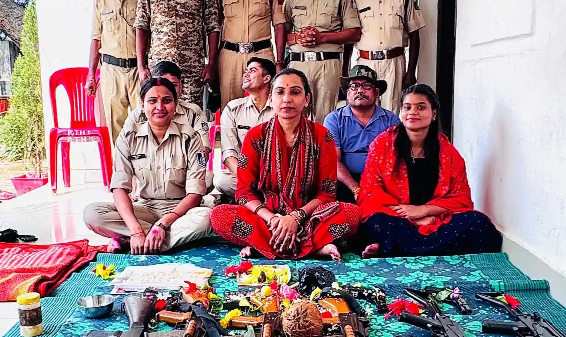 कुसमी थाने में हुआ शस्त्र पूजन, पुलिस कर्मियों ने शस्त्र पूजा के साथ की वाहन पूजा।