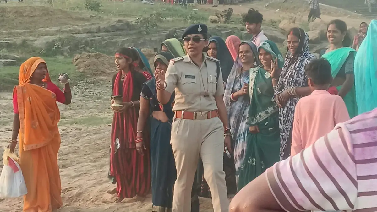 विसर्जन स्थल पर थाना प्रभारी कुसमी अरुणा द्विवेदी ने महिलाओं को किया जागरूक।