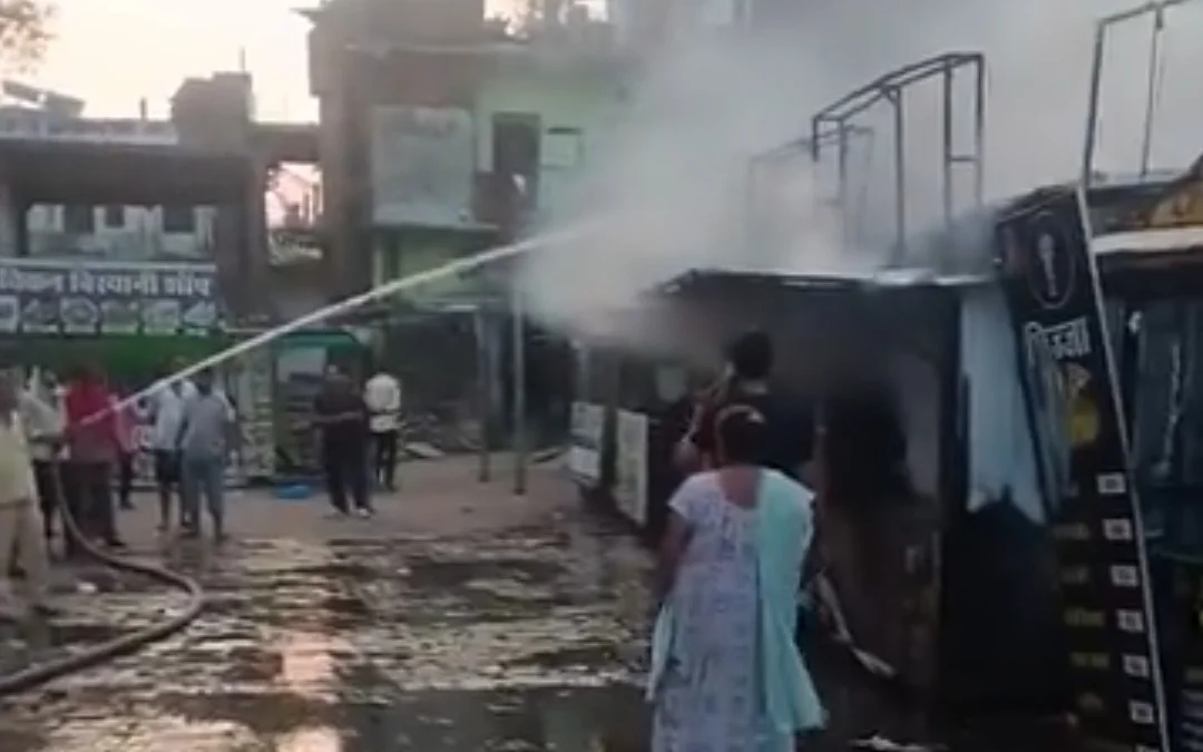 सीधी शहर के पार्किंग स्थल में स्थित एक दुकान में अचानक भीषण आग लग गई
