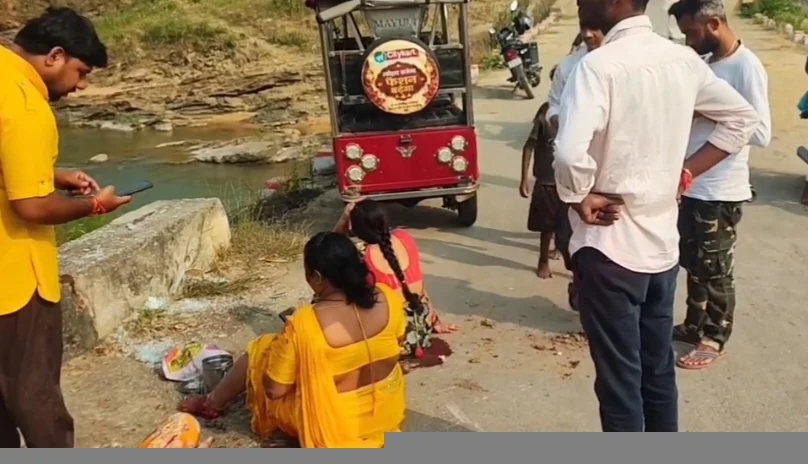 मां चंद्रिका मंदिर जा रहे इलेक्ट्रिक ऑटो रिक्शा अचानक पलटा चार लोग घायल