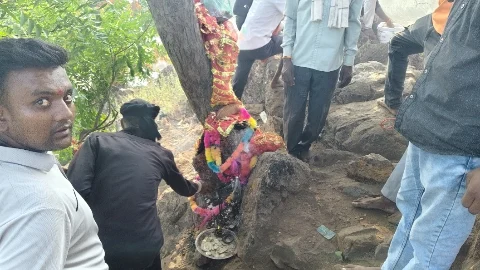 सीधी के एक गांव में निकली मां काली की प्रतिमा दूर-दूर से पहुंच रहे लोग